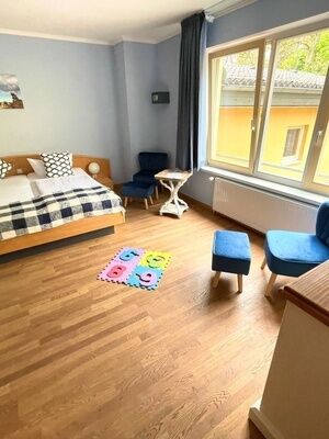 Großes Familienappartment mit Doppelbett und gemütlicher Sitzecke