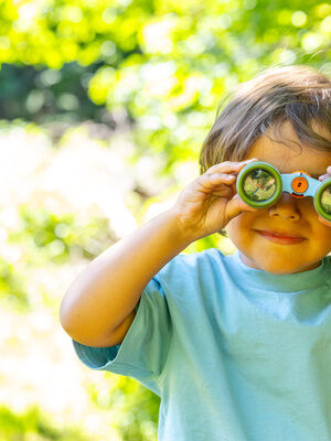 Kind mit Fernglas im Harz