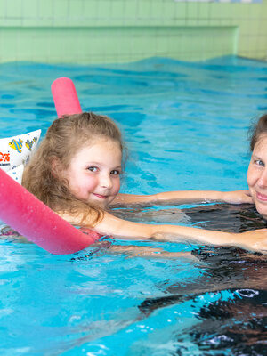 Kinderschwimmen beim Schwimmkurs im Family Club Harz