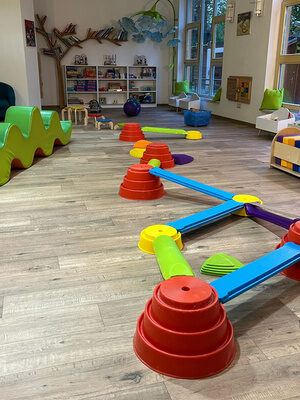 Indoor-Spielbereich des Family Club Harz mit buntem Spielzeug
