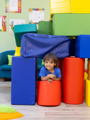 Kinder spielen drinnen mit großen bunten Bausteinen im Family Club Harz