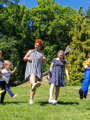 Kinder spielen im Freien mit Happy im Family Club Harz