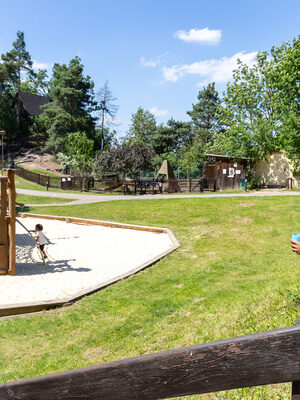 Eltern mit Kind auf einem Spielplatz
