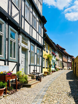 Gasse mit malerischen, bunten Fachwerkhäusern