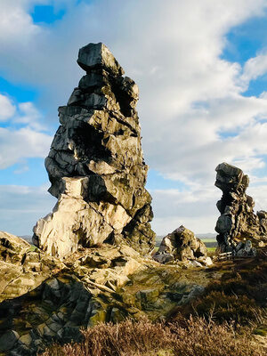 Imposante Felsformation im Harzgebirge unter blauem Himmel