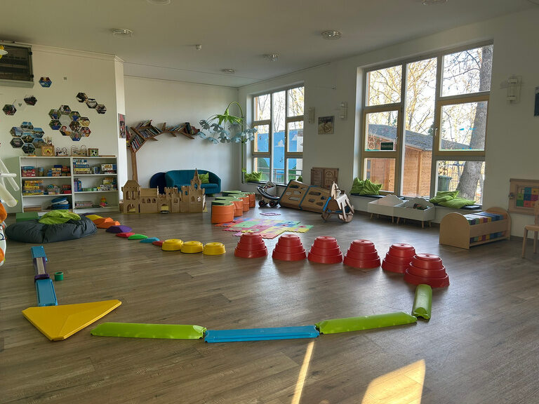 Spieleraum Sindalan mit Bücherregal und ganz viel bunten Spielzeug