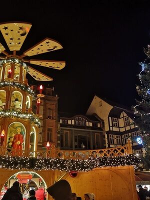 Weihnachtspyramide neben einen leuchtenen Tannenbaum auf dem Quedlinburger Weihnachtsmarkt