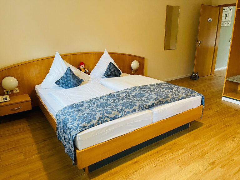 Großes Doppelbett aus Holz
