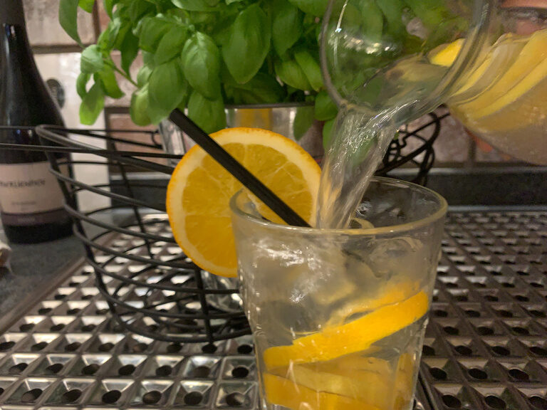 Drink mit Orangescheiben in einem Glas
