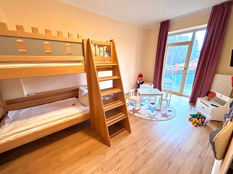 Etagenbett und Spielzeug im Hotelzimmer