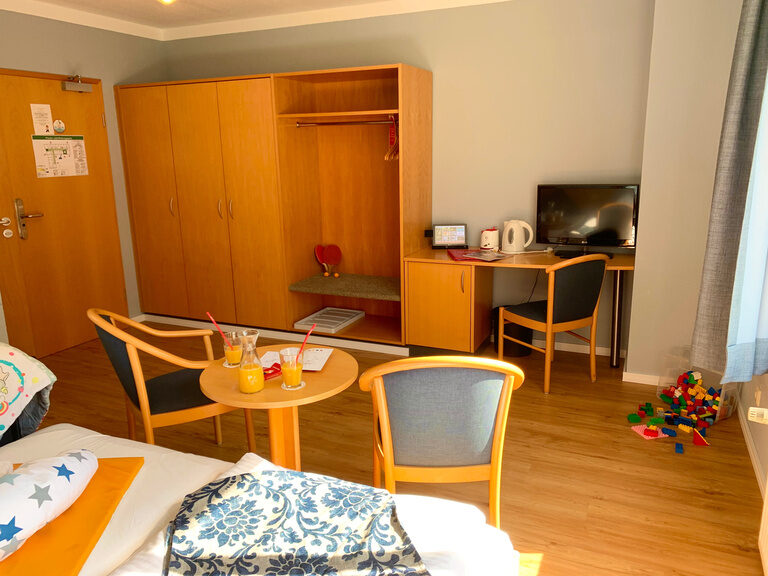 Geräumiges Familienzimmer mit Holzmöbeln