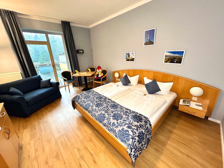 Familienzimmer mit Doppelbett und Sitzbereich
