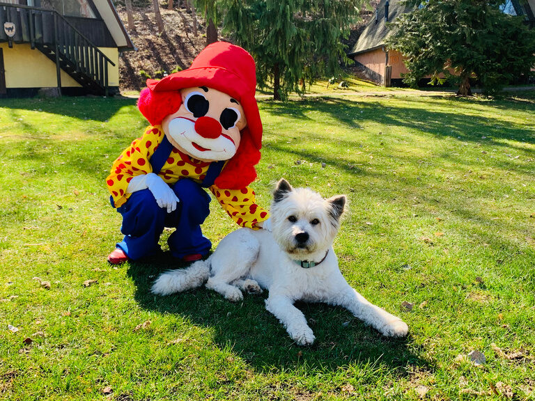 Familotel Maskottchen Happy mit Hund
