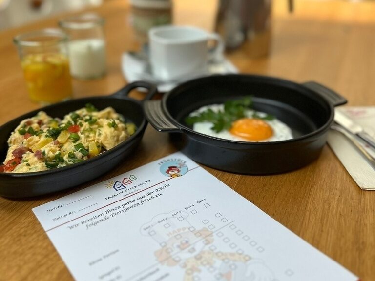 Reichhaltiges Frühstück beim Family Club Harz mit A la carte Eierspeisen