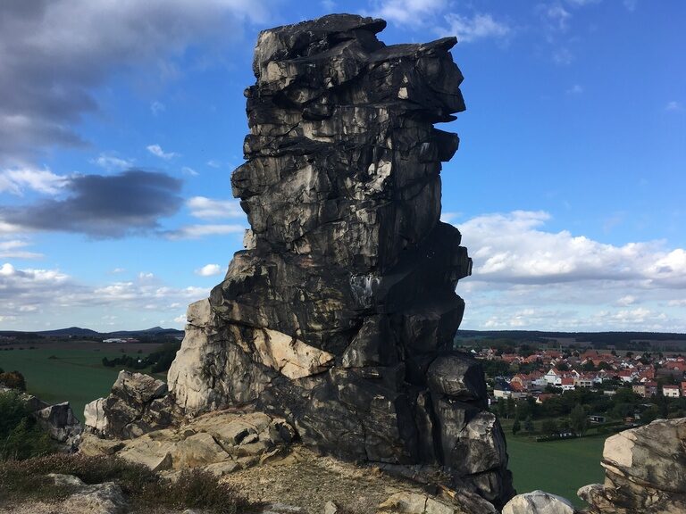 Felsen im Harz mit bewölktem Himmel