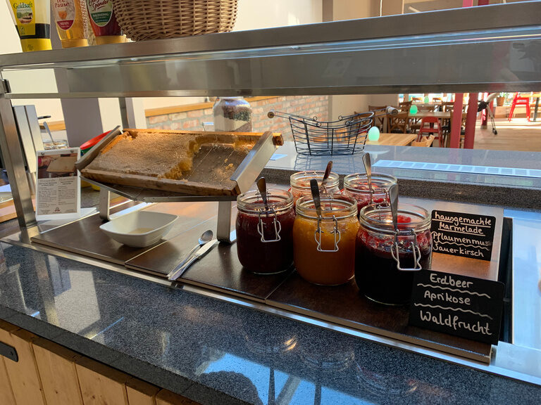Frühstücksbuffet mit Marmaladen