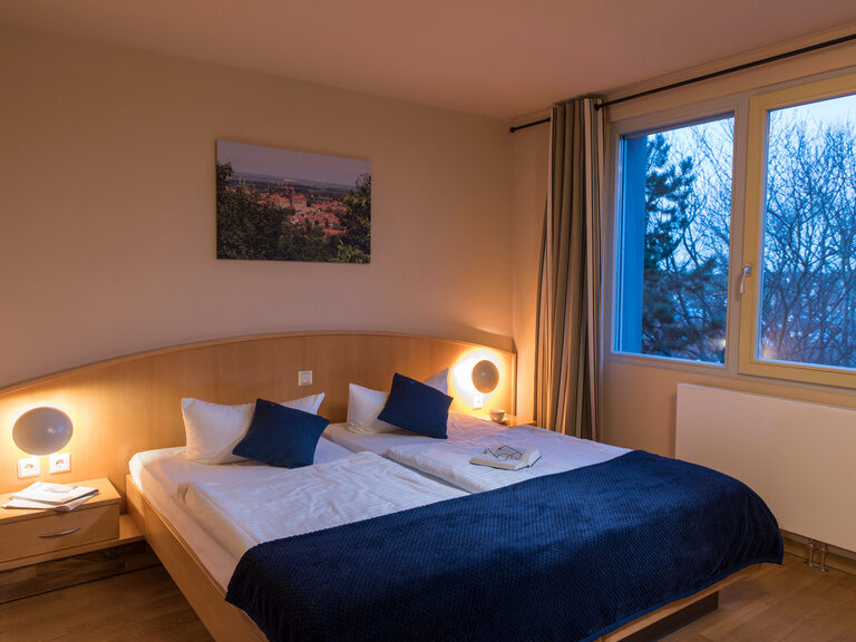 Großes Doppelbett am Fenster in Hotelzimmer
