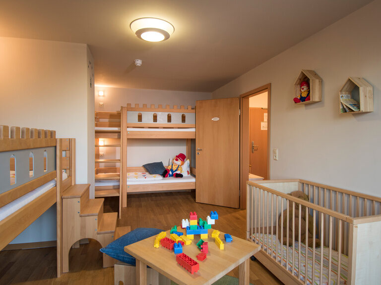 Großes Kinderzimmer mit mehreren Schlafmöglichkeiten