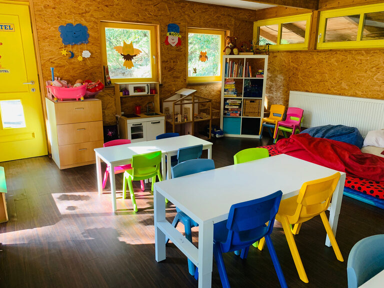 Liebevoll gestalteter Happy Club für Kinderbetreuung