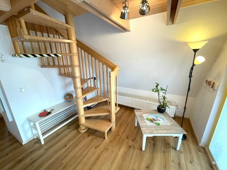 Helle Holztreppe in einer Ferienwohnung im Family Club Harz.