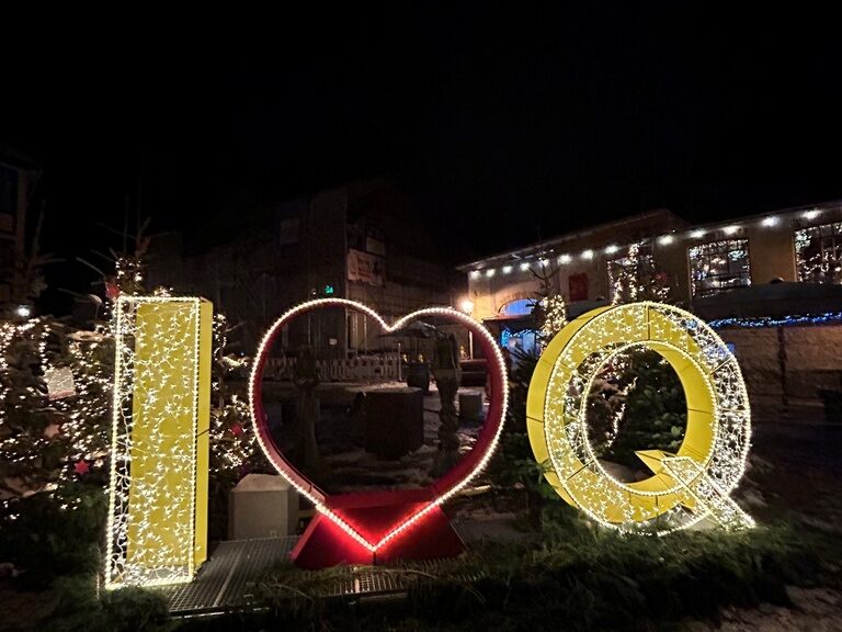 Leuchtenes Schild Schild mit I Love Q