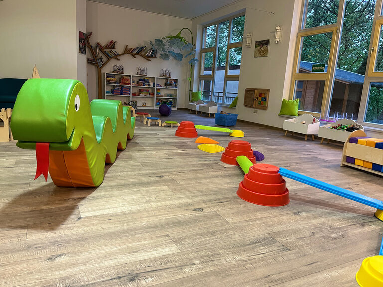 Bunt eingerichteter Indoor-Spielbereich mit Hindernisparcours