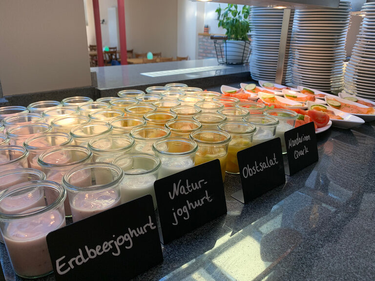 Verschiedene Sorten Joghurt im Glas am Buffet