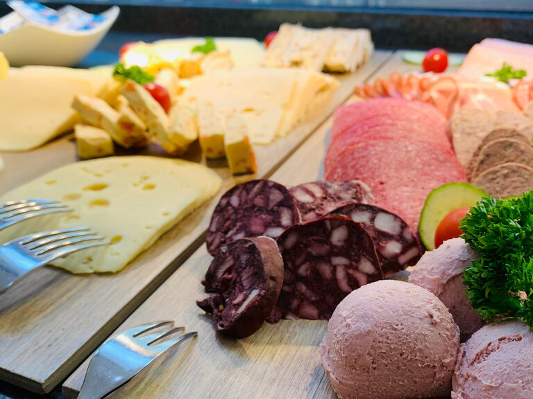 Vielfältige Wurst- und Käseplatte