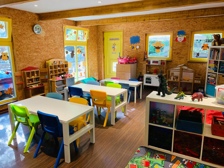 Kinderclub mit bunter Einrichtung und Spielsachen