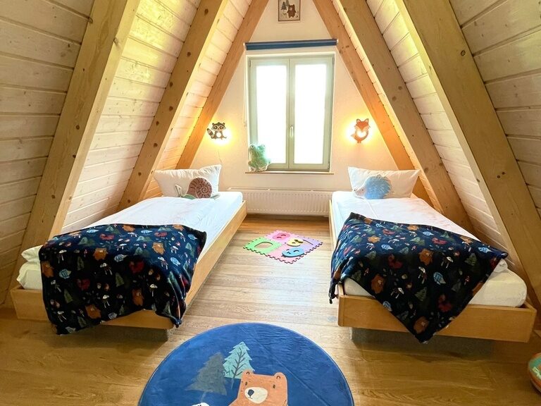 Kinderzimmer mit zwei Einzelbetten im Brockenhaus.
