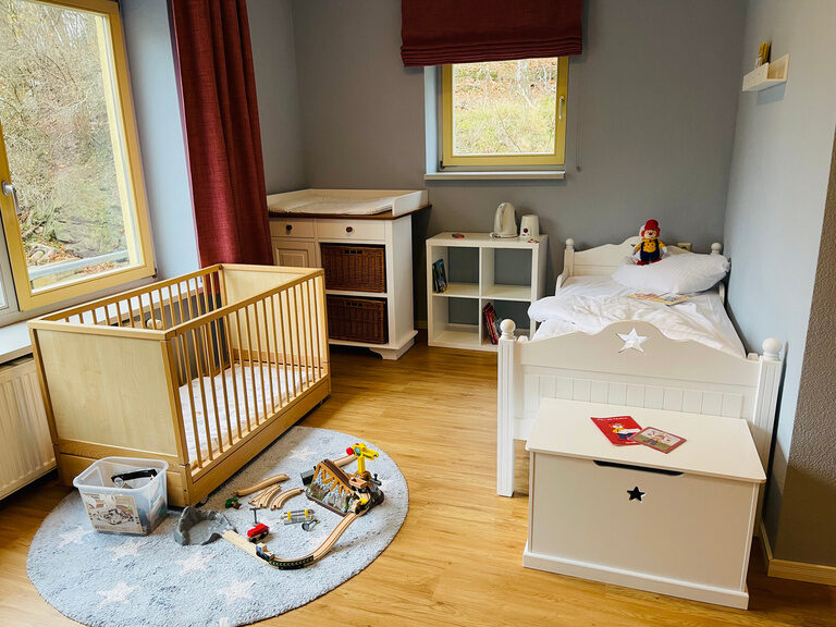 Helles Kinderzimmer mit kinderfreundlicher Ausstattung