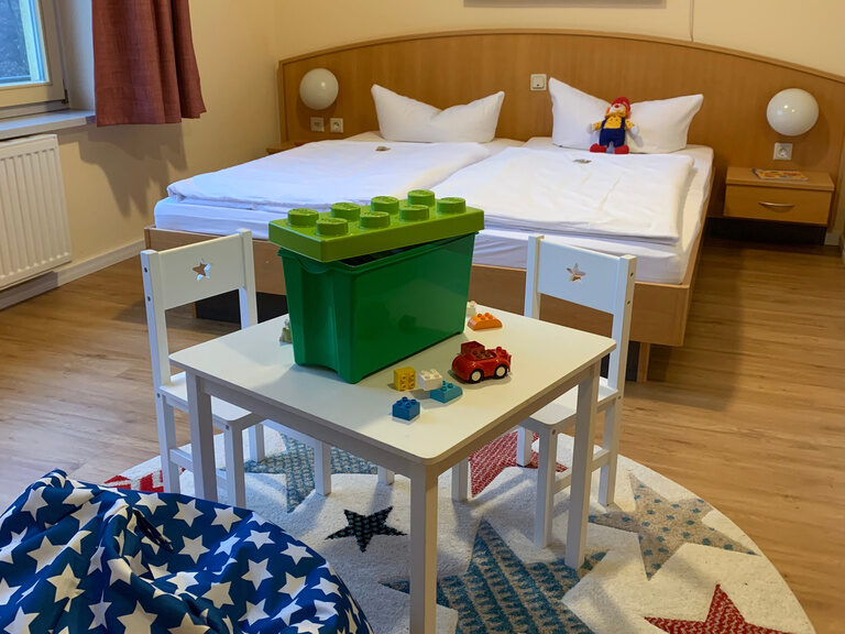 Kinderzimmer mit Spieltisch