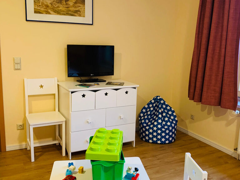 Kinderzimmer mit Spieltisch und Spielzeug