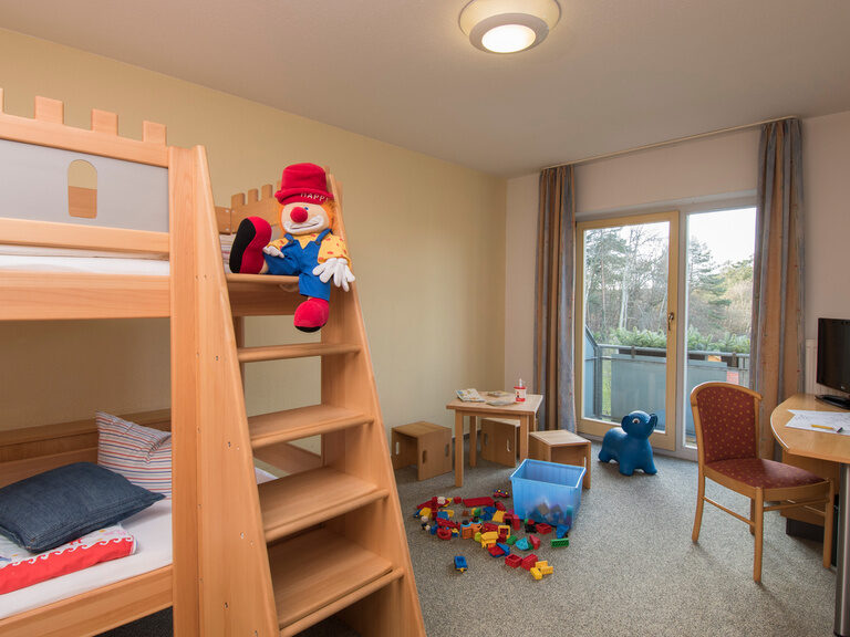 Kinderzimmer mit Stockbett im Familienappartment