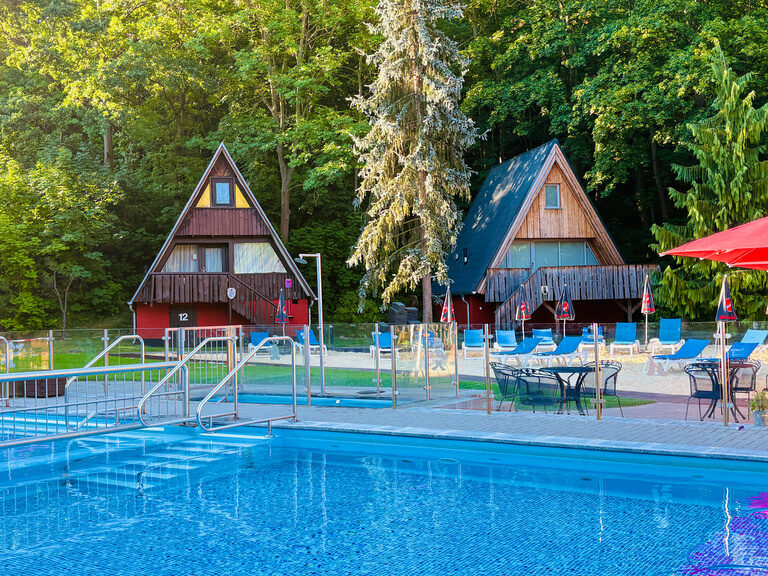 Außenpool und Liegewiese mit Sand für Familien