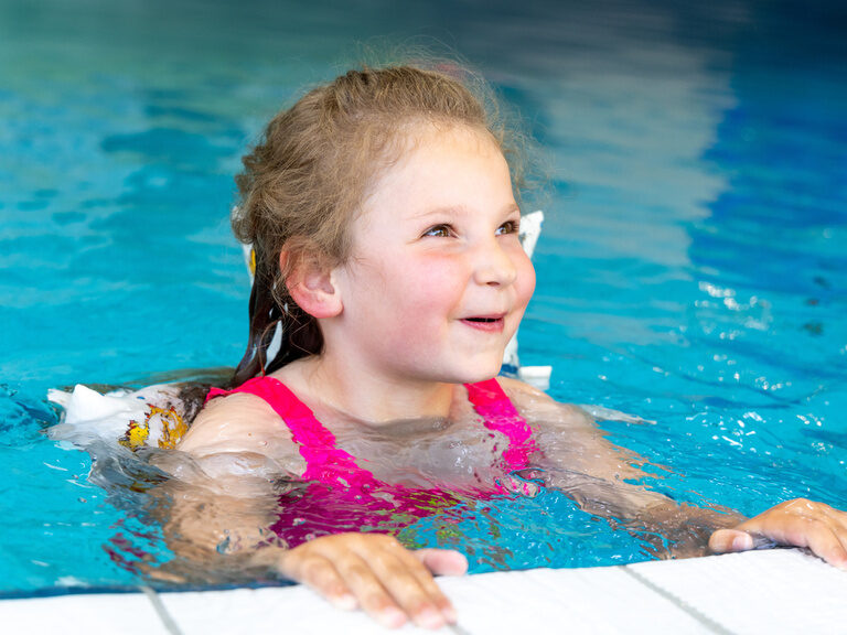 Mädchen im Wasser im Schwimmbad