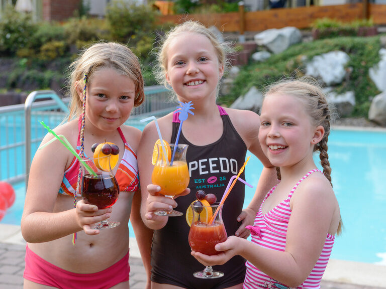 Drei Mädchen mit alkoholfreien Cocktails