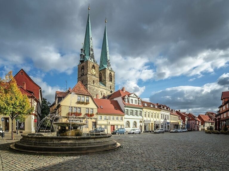 Historischer Marktplatz mit einer Kirche und Brunnen in Quedlinburg