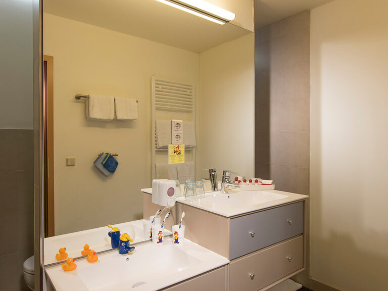Modernes Badezimmer mit Spiegel und Waschbecken