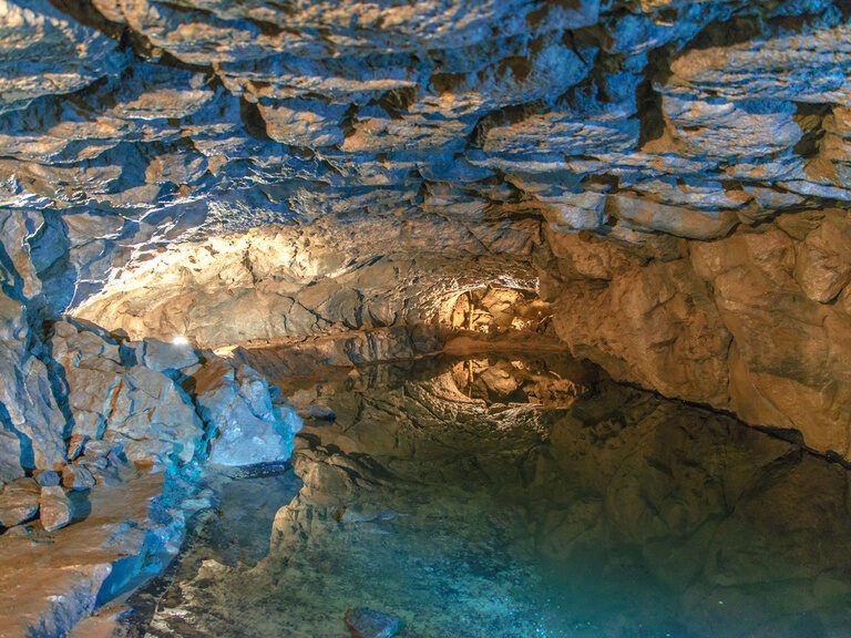 Baumanns- und Hermannshöhle mit beeindruckenden Felsformationen als Ausflugsziel mit Kindern