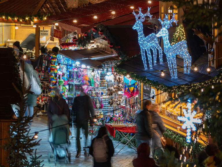 Weihnachtsmarkt im Dunkeln Weihnachtsmarkt mit ganz vielen kleine Buden