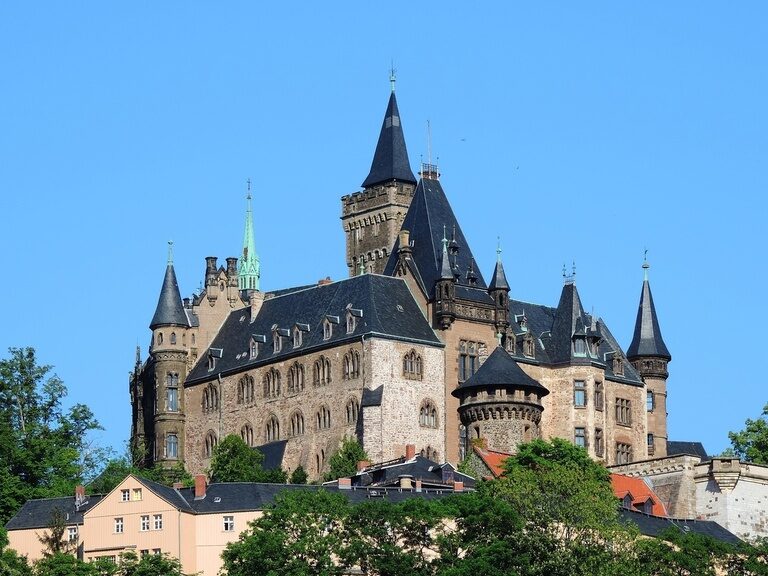 Schloss Wernigerode mit Türmchen und spitzigen Dächern