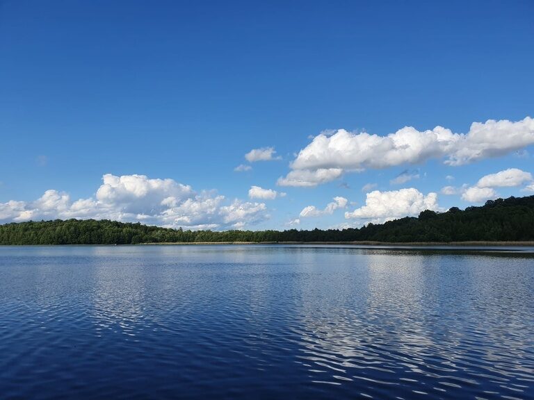Ruhiger See mit wolkigem Himmel