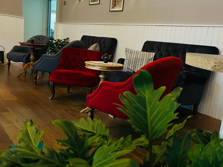 Elternlounge mit Möbeln Sessel bzw. Lounge Möbel in der Elternlounge