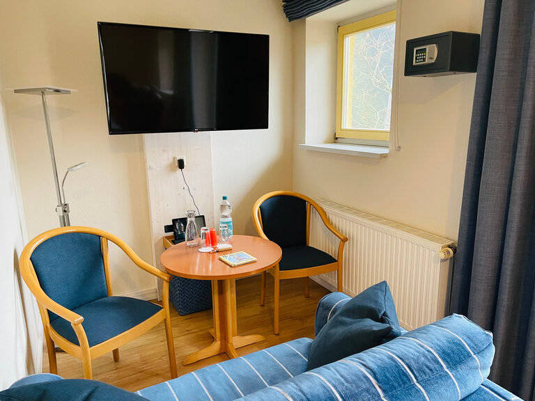Sitzecke mit Fernseher im Familienzimmer