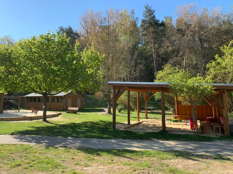 Spielplatz auf dem Außengelände des Hotels