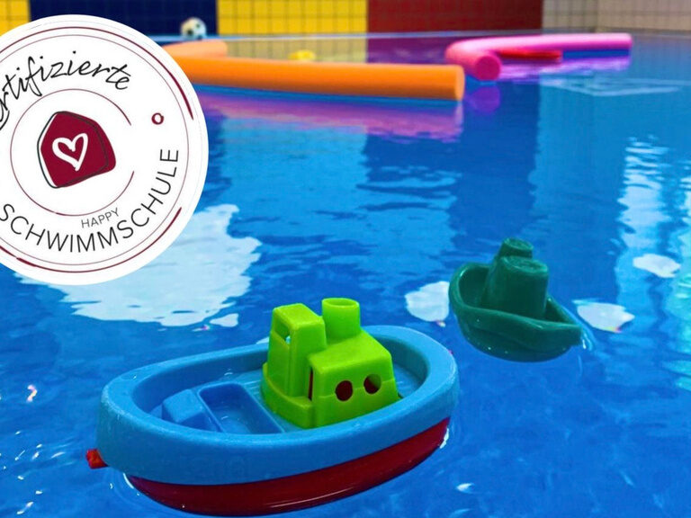 Buntes Spielzeugboot schwimmen im Kinderbecken