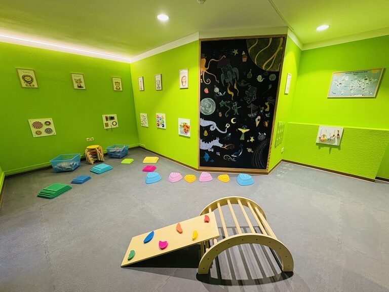 Spielzimmer mit Parcour für Kinder im Familienhotel