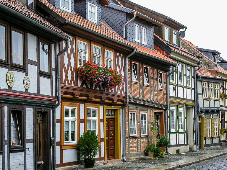 Stadt Wernigerode mit historischen Fachwerkhäusern.