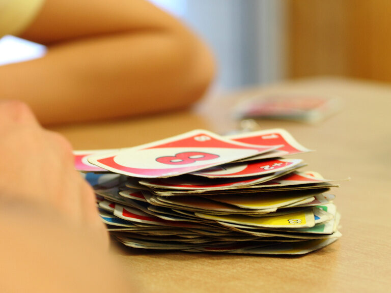 Uno Spielkartenstapel auf einem Tisch